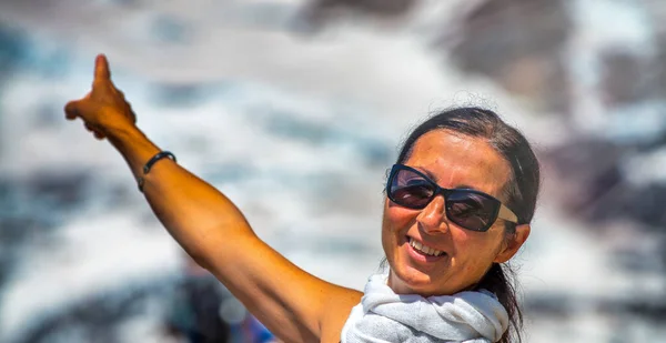 Feliz Sorrindo Mulher Pinting Seu Dedo Para Uma Bela Neve — Fotografia de Stock