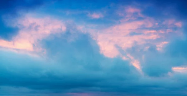 Fantastisk Röd Solnedgång Himmel Med Moln Över Havet — Stockfoto