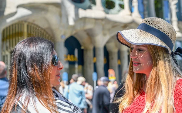 Feliz Pareja Amigas Visitando Ciudad Hablando Entre Ellas —  Fotos de Stock