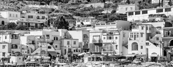 Capri Olaszország 2021 Június Turisták Éttermek Capri Kis Kikötőjében — Stock Fotó