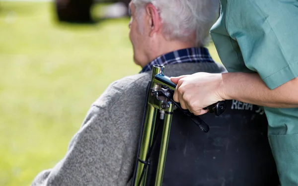 Personnes Âgées Avec Fauteuil Roulant Assistées Par Une Infirmière Extérieure — Photo