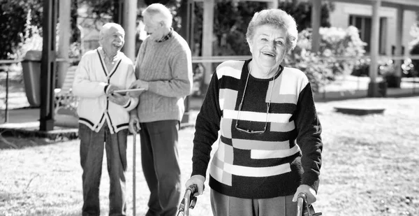 Oudere Mensen Buiten Ontspannen Een Rehab Faciliteit Tuin — Stockfoto
