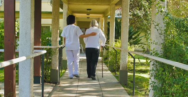 Aziatische Arts Helpt Oudere Gepensioneerde Vrouw Met Wandelstok Het Ziekenhuis — Stockfoto