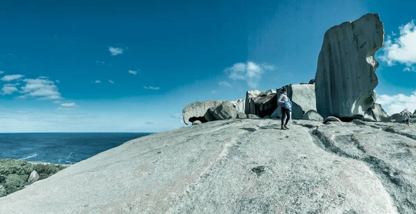 Woman Daughter Visit Remarkable Rocks Kangaroo Island Panoramic View — стоковое фото