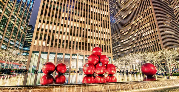 Bolas Natal Vermelhas Gigantes Sobre Uma Piscina Noite Manhattan Nova — Fotografia de Stock