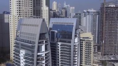 DUBAI, BAE - 10 Aralık 2016: Nehir boyundaki Dubai Marina gökdelenlerinin havadan görünüşü.