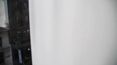 ADELAIDE, AUSTRALYA - 16 Eylül 2018: Şehir sokakları harici bir asansörden görüldüğü gibi.