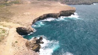 Mellieha, Malta 'daki İHA' dan Anchor Körfezi 'nin hava görüntüsü.