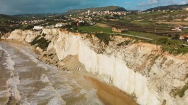 Türklerin Merdiveni 'ndeki hava aracı bakış açısı. Scala dei Turchi, İtalya 'nın Sicilya eyaletinin güney kıyısında sonbaharda kayalık bir uçurumdur.