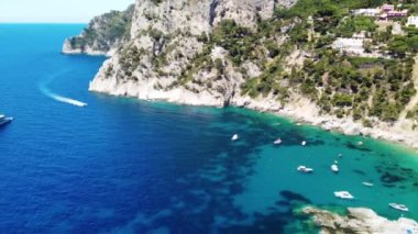 Marina Piccola plajındaki güzel sahil şeridi, Capri. İHA 'dan hava görüntüsü.