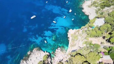 İtalya 'nın yaz mevsiminde Capri Adası kıyı şeridini inanılmaz bir şekilde görüyoruz. Drone bakış açısı.