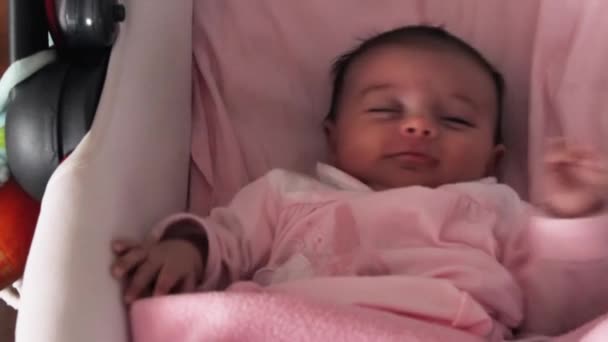 Jeune Bébé Déplaçant Faisant Des Expressions Amusantes Visage Couché Dans — Video