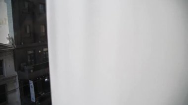 ADELAIDE, AUSTRALYA - 16 Eylül 2018: Şehir sokakları harici bir asansörden görüldüğü gibi.