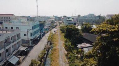 MAEKLONG, THAILAND - 15 ARALIK 2019: Nehir ve demiryolu pazarı ile Maeklong şehir manzarasının inanılmaz hava manzarası.