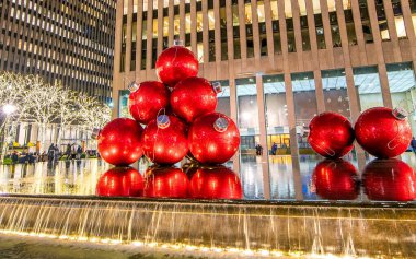 Manhattan, New York 'ta gece vakti havuz başında dev kırmızı Noel Baloları