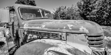 GLENSDALE, UT - 20 Haziran 2018: Mavi bir yaz gökyüzü altında paslı eski arabalar.