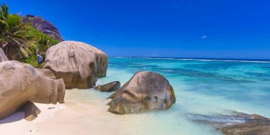 Anse Kaynak Argent, La Digue. Güneşli bir günde İHA 'dan inanılmaz bir hava manzarası Seyşeller Adaları