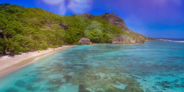 Anse Kaynak Argent, La Digue. Güneşli bir günde İHA 'dan inanılmaz bir hava manzarası Seyşeller Adaları