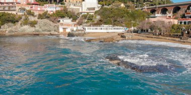 Castiglioncello 'nun panoramik görüntüsü İHA' dan görüldüğü gibi, İtalya.