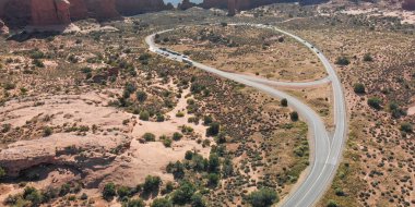 Arches Ulusal Parkı, Utah. Güneşli bir günde inanılmaz bir hava ve dağ manzarası..