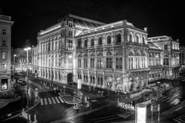 Wien, Avusturya - 19 Ağustos 2022: Şehir merkezi ve opera binasının gece görüş açısı.