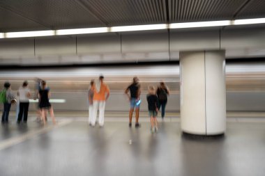 Metro istasyonundaki insanların hareketleri bulanıklaştı. İş ve seyahat kavramı.