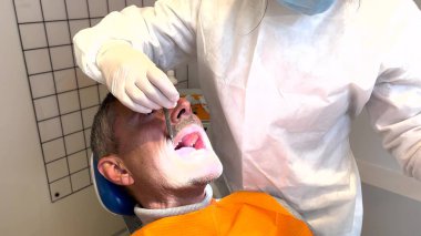 Dişçide diş temizliği yaptıran adam..