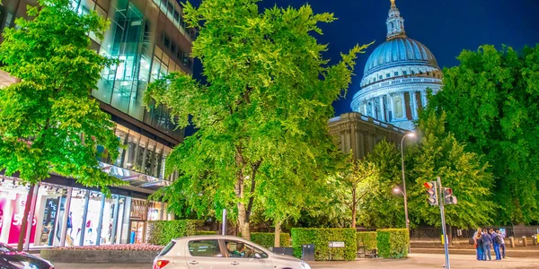 London Heinäkuu 2Nd 2015 Nykyaikaiset Rakennukset Pyhän Paavalin Katedraali Taustalla — kuvapankkivalokuva