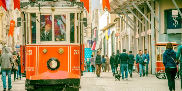 Istanbul Turkey 2014 Historická Červená Městská Tramvaj Podél Ulice Istiklal — Stock fotografie
