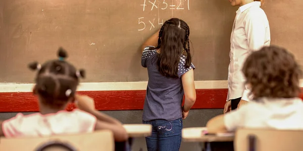 Multi Etniska Elementära Klassrummet — Stockfoto