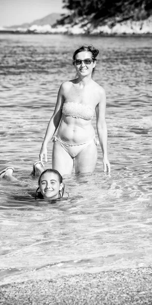 Family Swims Shore Mother Daughter Smiling — Stok fotoğraf