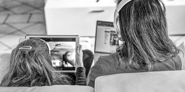 Vrouw Werkt Van Thuis Zitten Bank Met Dochter Spelen — Stockfoto