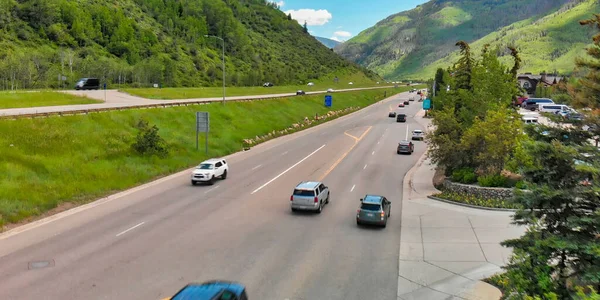 Vailin Keskusta Ympäröivät Vuoret Colorado Antenni Näkymä Drone Kesäkaudella — kuvapankkivalokuva