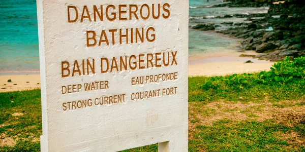 Gevaarlijk Zwembord Een Tropisch Strand — Stockfoto