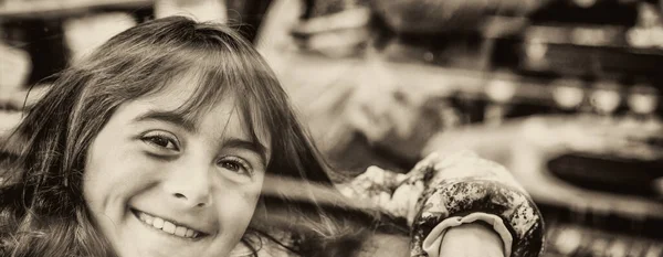 Happy Smiling Young Girl Shop View Glass — Stock fotografie