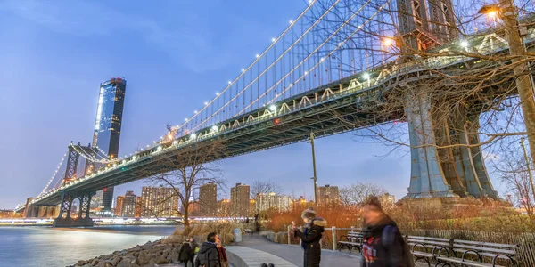 ブルックリンからのマンハッタン橋の夜景 — ストック写真
