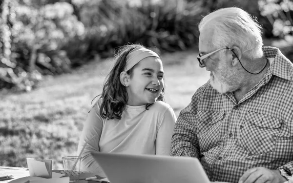Großvater Erklärt Seiner Enkelin Den Umgang Mit Laptop — Stockfoto