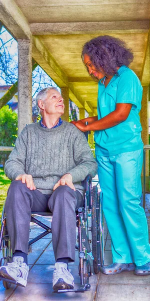 Afroamerican Νοσοκόμα Ευχαριστημένοι Καυκάσια Γέρων Ασθενή Αναπηρική Καρέκλα Εξωτερική Άποψη — Φωτογραφία Αρχείου