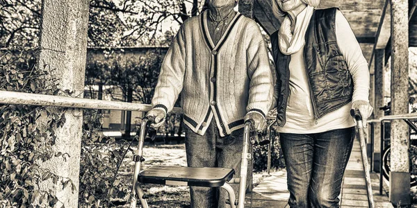 上了年纪的退休夫妇和散步的人呆在花园里 — 图库照片