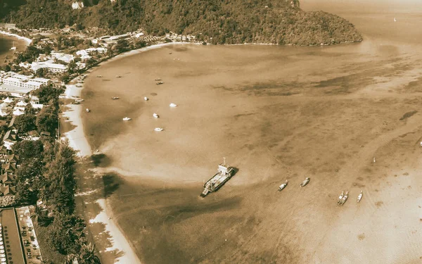 Phi Phi Don 天气炎热 阳光充足的菲菲岛海岸线 住宅及海滩全景鸟瞰 — 图库照片