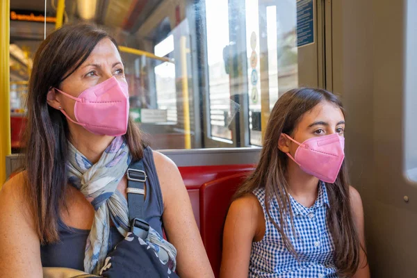 Mladá Dívka Vlaku Metrem Svou Matkou Oba Nosí Růžové Masky — Stock fotografie