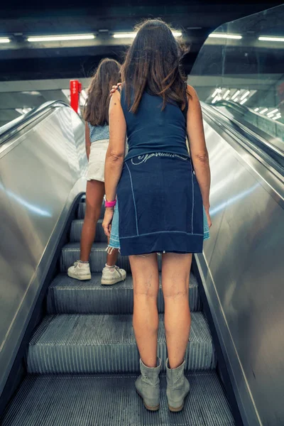 Lánya Felmegy Egy Városi Metróállomásra Mozgólépcsővel Visszapillantás — Stock Fotó