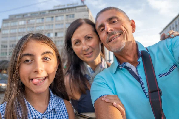 Glückliche Dreiköpfige Familie Macht Einem Schönen Tag Ein Selfie Der — Stockfoto