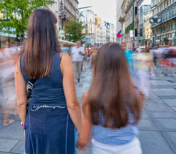 Pohled Zezadu Ženu Její Dceru Jak Kráčejí Městské Ulici Rozmazaným — Stock fotografie