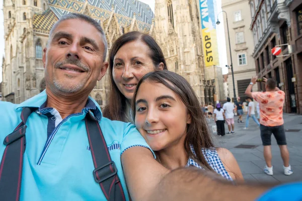 Familia Feliz Visitando Ciudad Europea Detener Guerra Signo Fondo —  Fotos de Stock