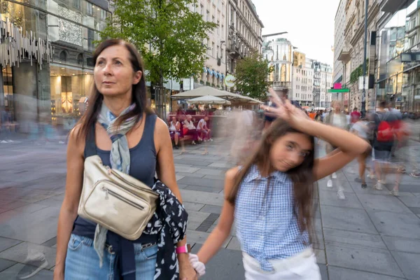 Pohled Zepředu Ženu Její Dceru Jak Kráčejí Městské Ulici Rozmazaným — Stock fotografie