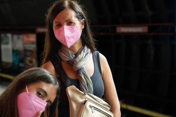 Fiatal Lány Anyjával Metróállomáson Mindketten Rózsaszín Maszkot Viselnek — Stock Fotó