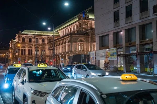 Wien Austria Agosto 2022 Tráfico Urbano Por Noche Largo Una — Foto de Stock