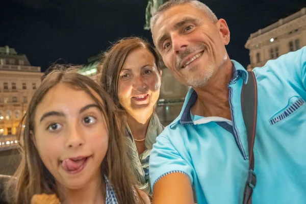 Šťastná Rodina Tří Lidí Kteří Noci Jezdí Města Selfie — Stock fotografie