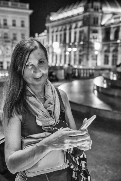 Szczęśliwa Kobieta Nocy Zwiedzanie Europejskiego Centrum Miasta — Zdjęcie stockowe